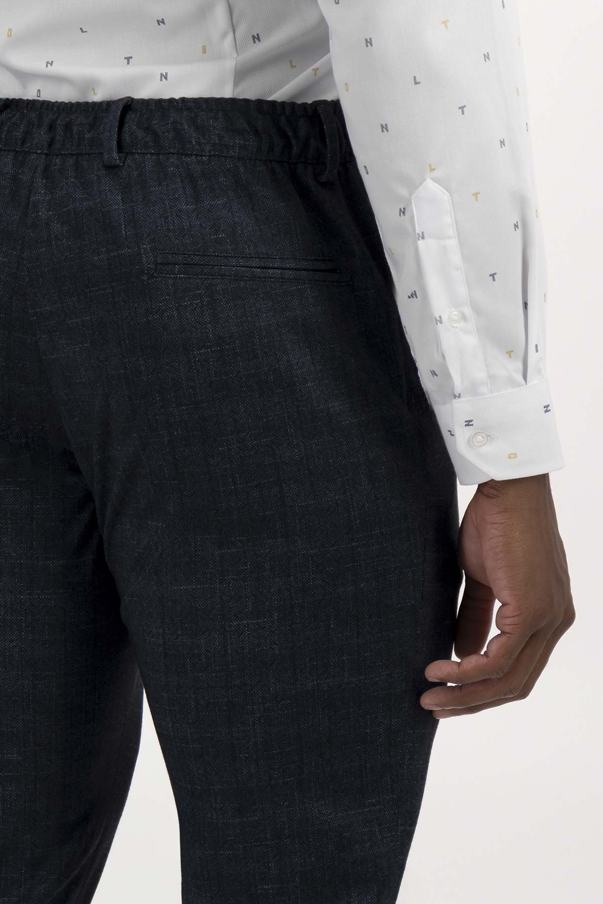 PANTALÓN TIPO JOGGER SLIM FIT LMENTAL image number 3